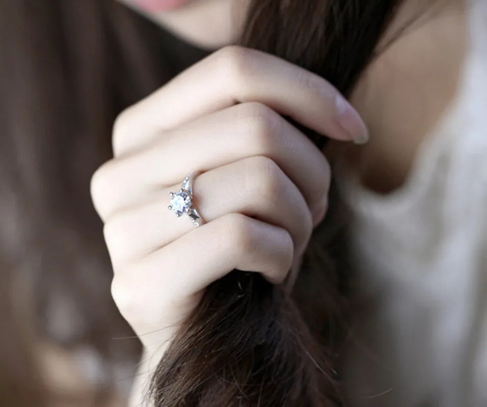 Luxury 925 Sterling Silver Classic Ring for Women Six-Claw Jewelry Simple 0.70 ct Diamond Ring Imitation Diamond Women's Ring