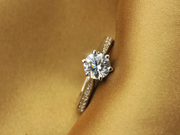 Luxury 925 Sterling Silver Classic Ring for Women Six-Claw Jewelry Simple 0.70 ct Diamond Ring Imitation Diamond Women's Ring
